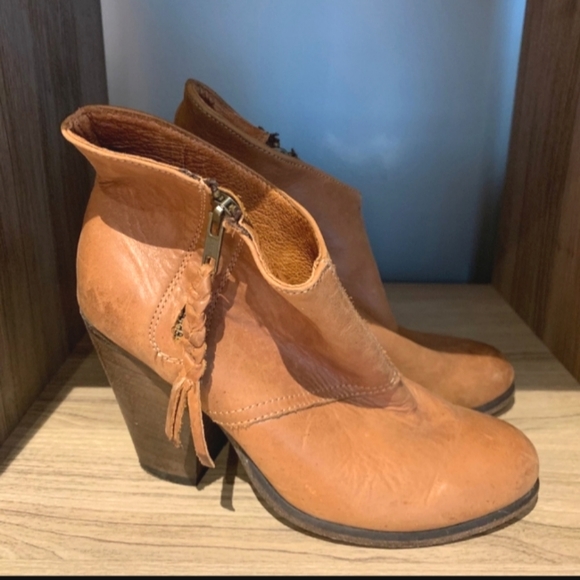 Genuine Leather Steve Madden bootie - Picture 3 of 7